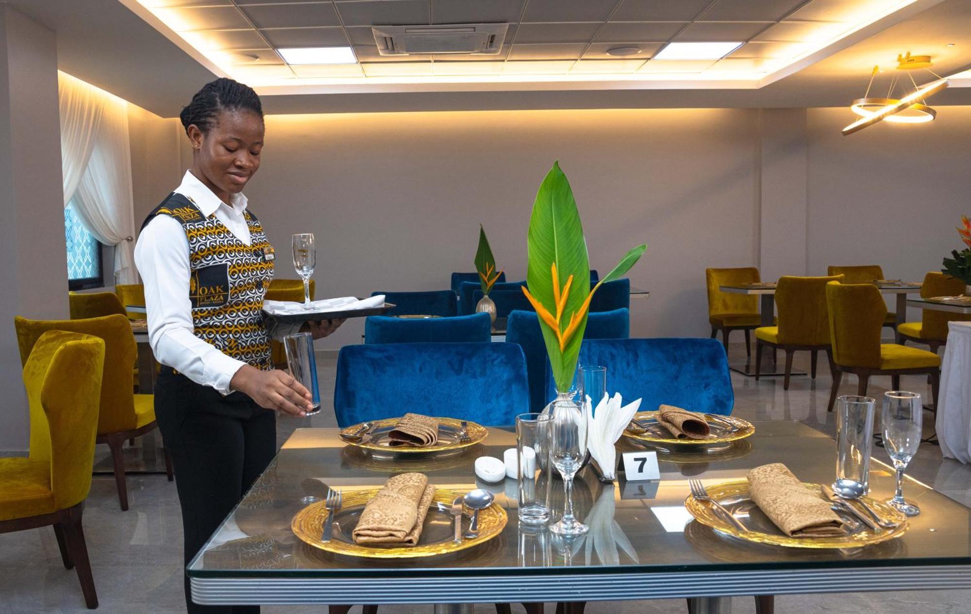 Oak Plaza Hotels East Airport Accra Exteriör bild
