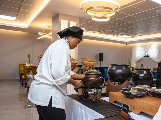 Oak Plaza Hotels East Airport Accra Exteriör bild