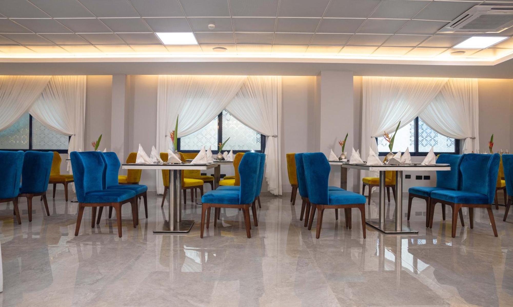 Oak Plaza Hotels East Airport Accra Exteriör bild